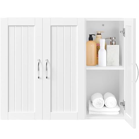 Armoire murale blanche à trois portes et poignées métalliques, installée dans une salle de bain lumineuse.