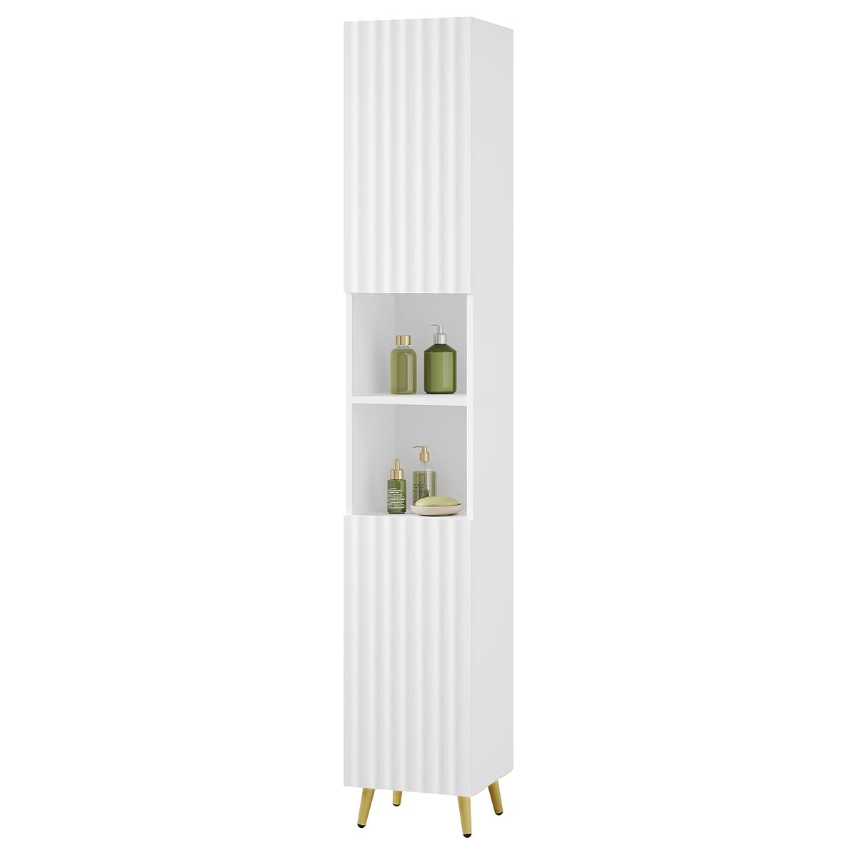 Armoire haute blanche à portes rainurées, niches ouvertes et pieds dorés dans une salle de bain claire.