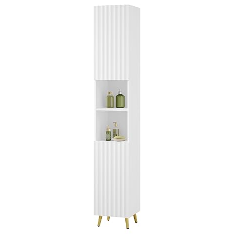 Armoire haute blanche à portes rainurées, niches ouvertes et pieds dorés dans une salle de bain claire.
