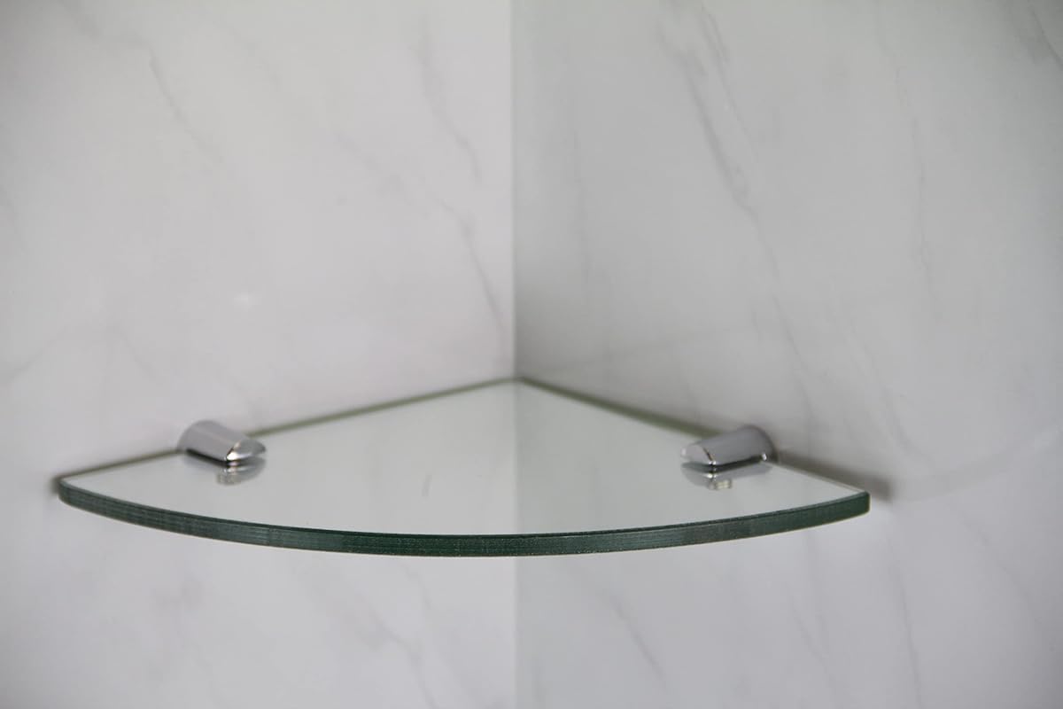 Étagère d’angle en verre trempé transparent avec supports chromés dans une salle de bain claire
