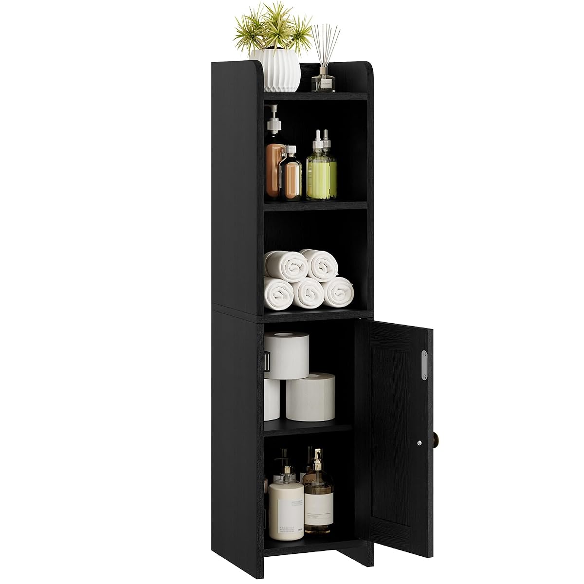Armoire noire étroite de salle de bain avec porte, placée près d’un WC dans un espace lumineux.