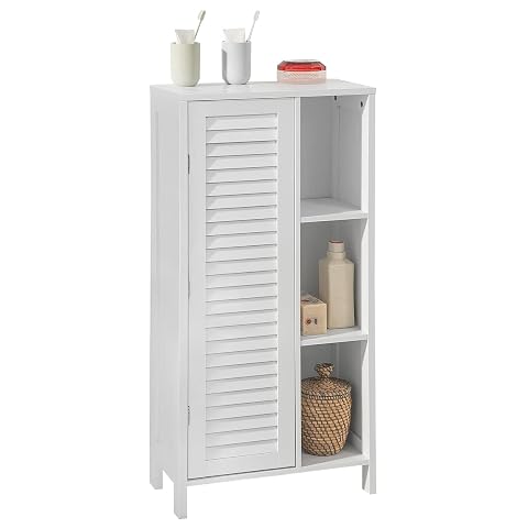 Armoire haute blanche à porte lamellée et trois étagères ouvertes dans une salle de bain claire