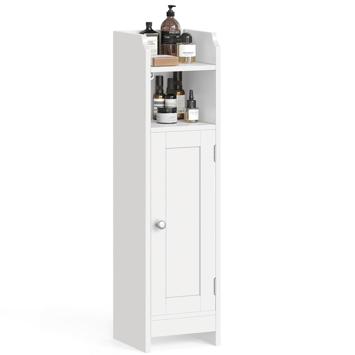 Armoire d’angle blanche à porte et étagères réglables dans une salle de bains claire