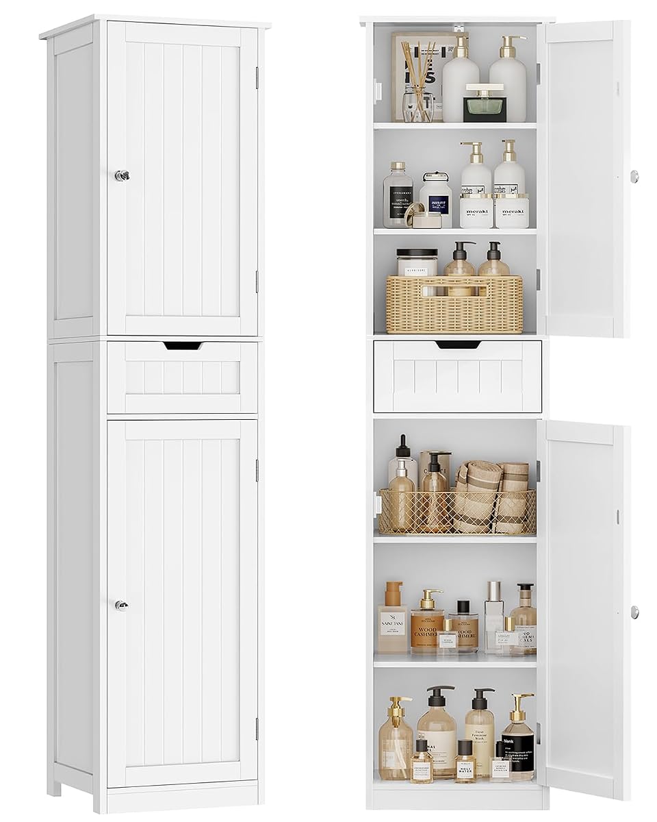 Armoire colonne blanche avec portes, poignées métalliques, étagères intérieures et tiroir dans une salle de bain lumineuse.