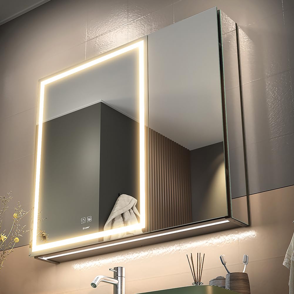 Armoire de toilette Ganpe à deux portes avec éclairage LED et étagères en verre dans une salle de bain claire