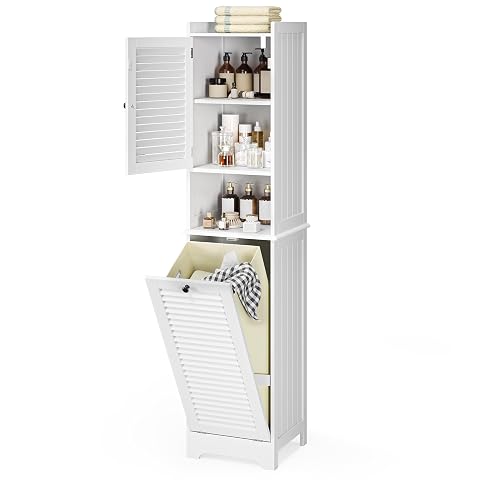 Armoire haute blanche à portes à lamelles avec panier à linge amovible dans une salle de bain lumineuse