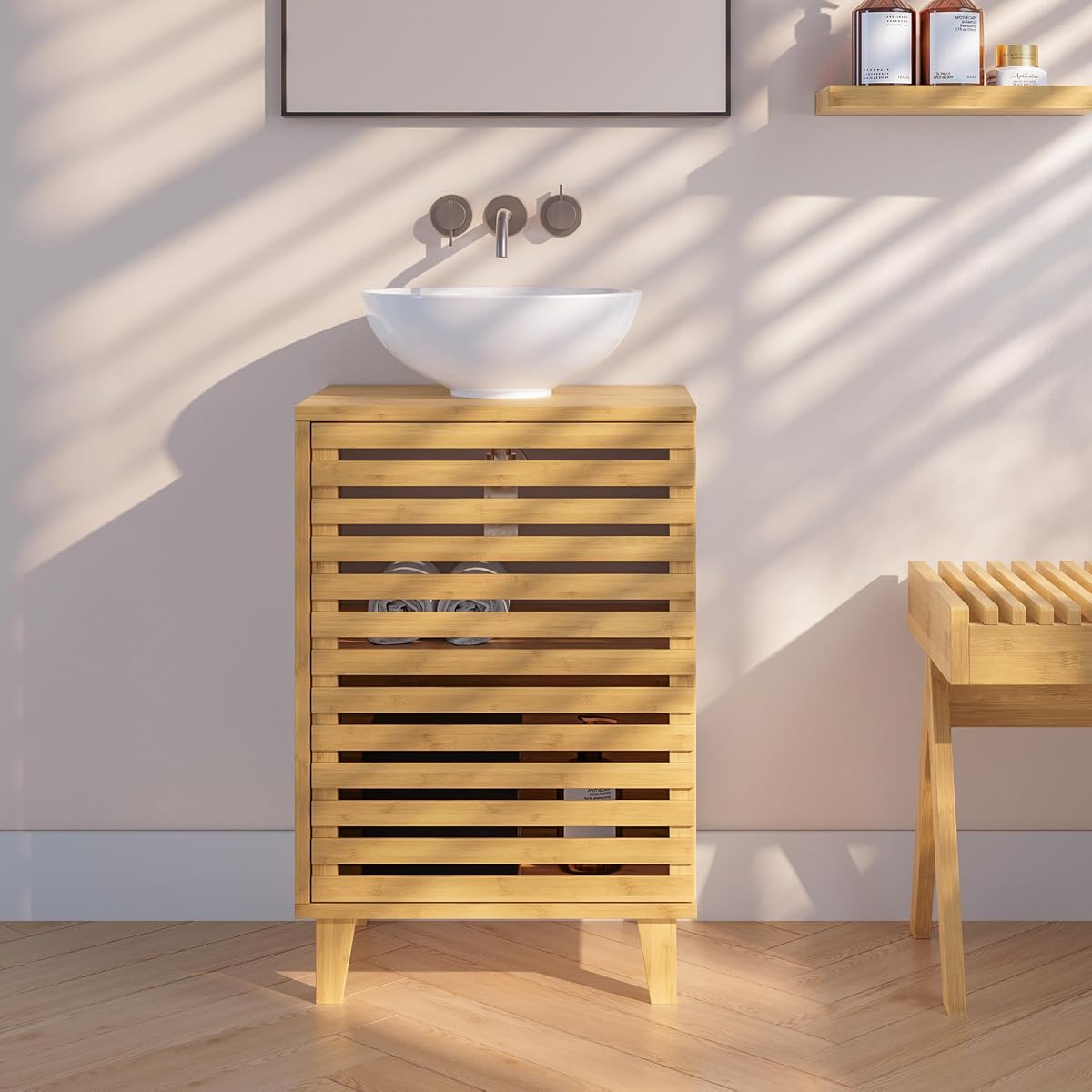 Meuble sous vasque en bambou naturel avec porte et deux étagères, placé sous une vasque claire