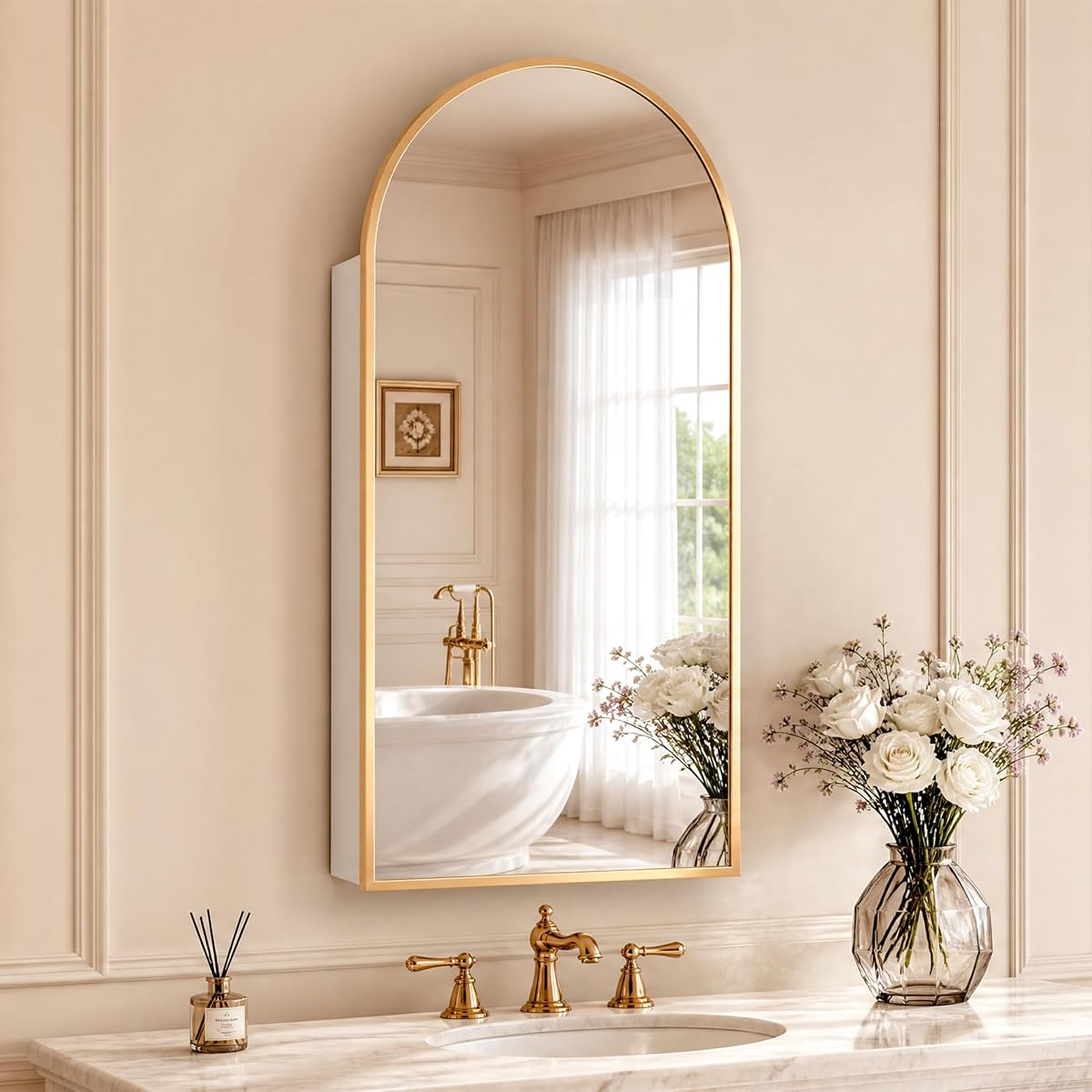 Armoire de toilette arquée à miroir et tablettes réglables, avec cadre doré sur un mur clair.