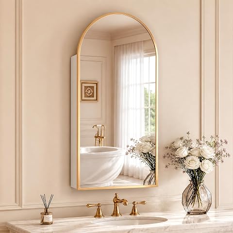 Armoire de toilette arquée à miroir et tablettes réglables, avec cadre doré sur un mur clair.