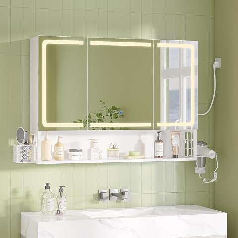Armoire de toilette murale avec trois portes miroir, éclairage LED et étagère ouverte au-dessus d’une vasque.