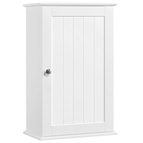Armoire murale blanche à porte persienne et étagères réglables dans une salle de bain claire
