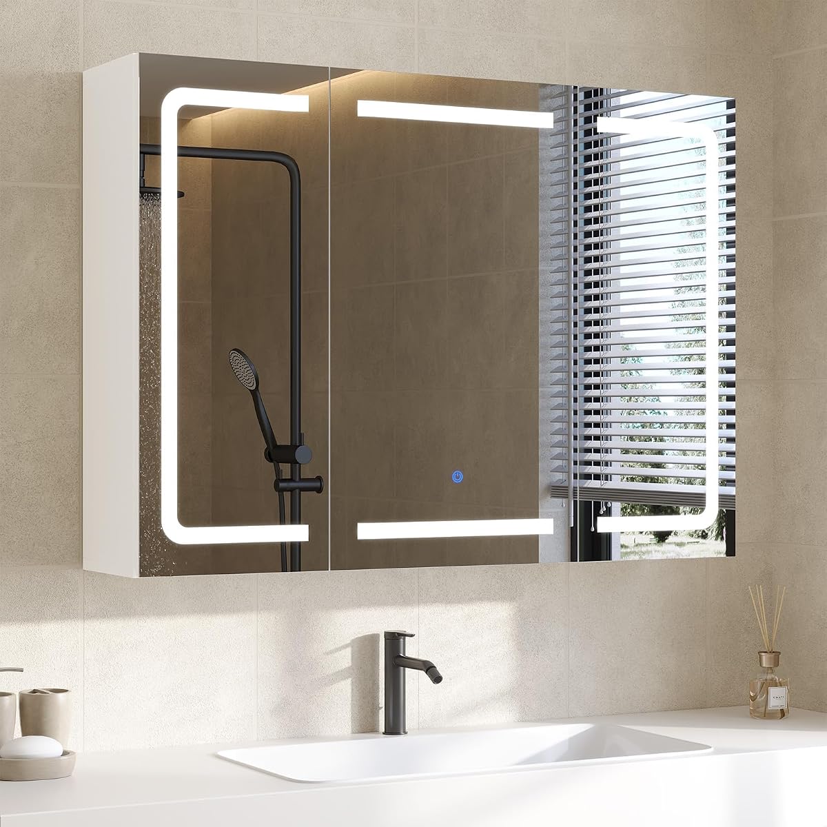 Armoire de toilette blanche à trois portes miroir, éclairage LED et rangement mural au-dessus d’une vasque.