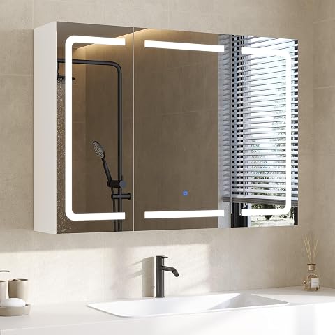 Armoire de toilette blanche à trois portes miroir, éclairage LED et rangement mural au-dessus d’une vasque.