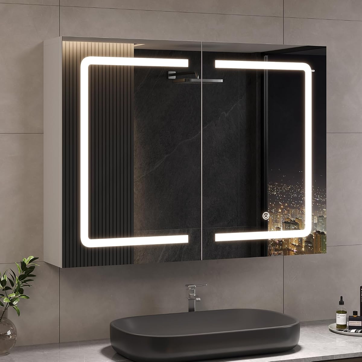 Armoire de toilette blanche à deux portes miroir, éclairage LED et prise intégrée au-dessus d’une vasque claire.