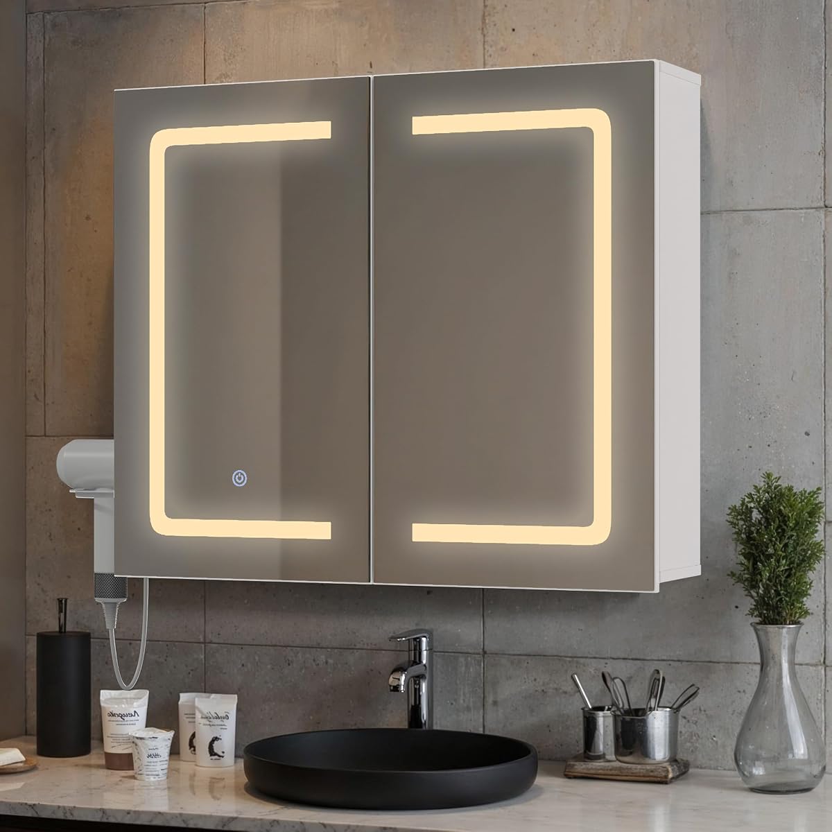 Armoire de toilette blanche à deux portes miroir avec éclairage LED, au-dessus d’une vasque claire.