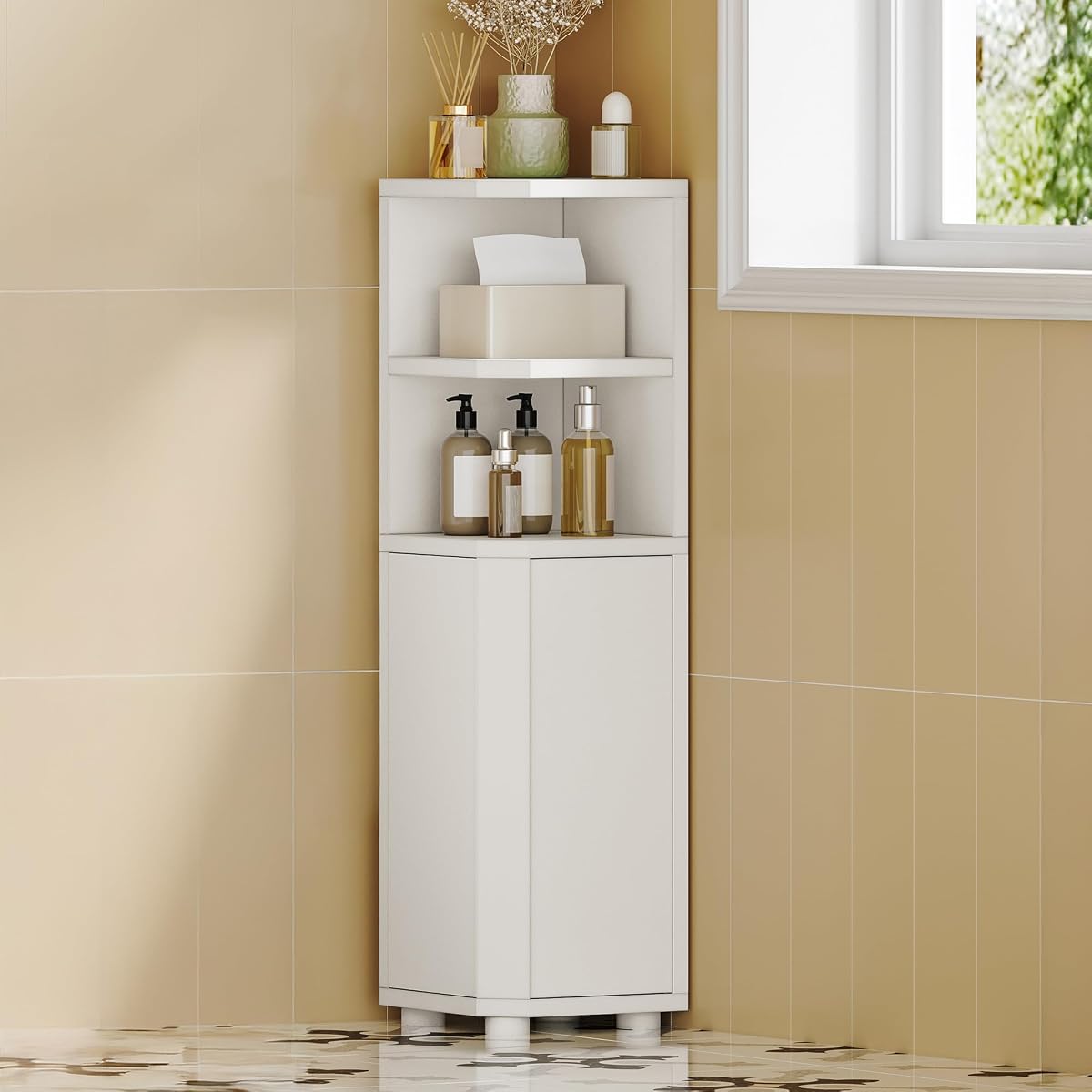 Armoire d’angle blanche avec espaces ouverts et deux portes dans une salle de bain claire.
