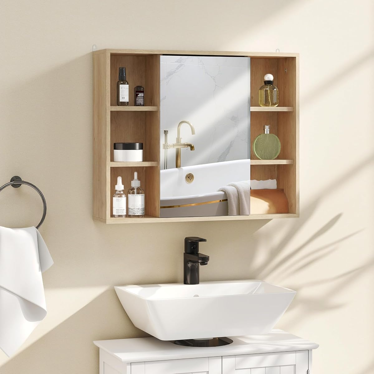 Armoire murale finition bois naturel avec miroir intégré et compartiments ouverts dans une salle de bain claire.