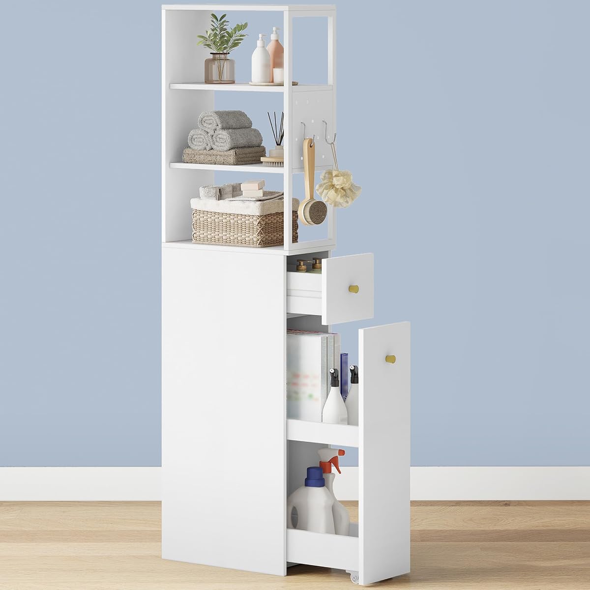Armoire haute blanche avec étagères ouvertes, deux tiroirs et crochets dans une salle de bain claire