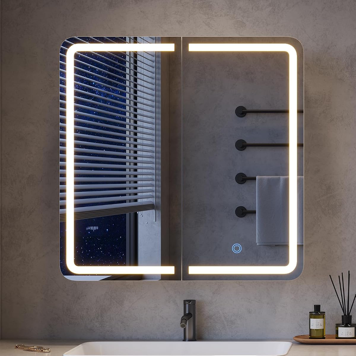 Armoire de toilette blanche à deux portes miroir et éclairage LED au-dessus d’une vasque claire
