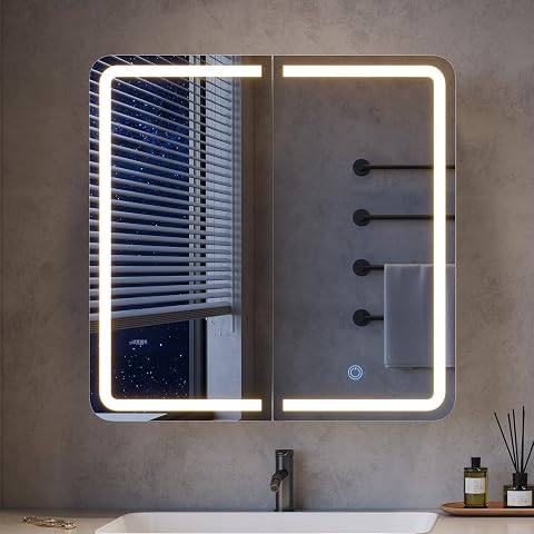 Armoire de toilette blanche à deux portes miroir et éclairage LED au-dessus d’une vasque claire
