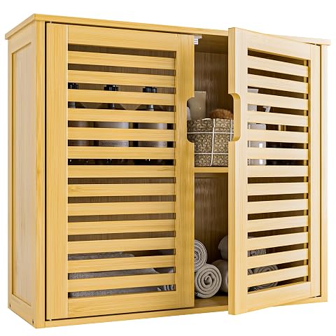 Armoire murale en bambou à deux portes, installée au-dessus d’une vasque dans une salle de bain claire