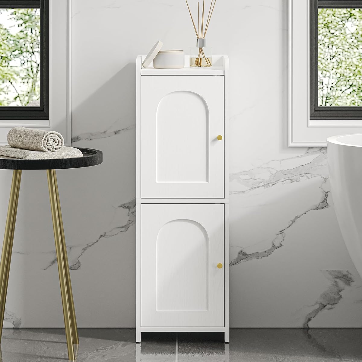 Armoire blanche étroite à deux portes cintrées installée dans l’angle d’une salle de bain lumineuse.