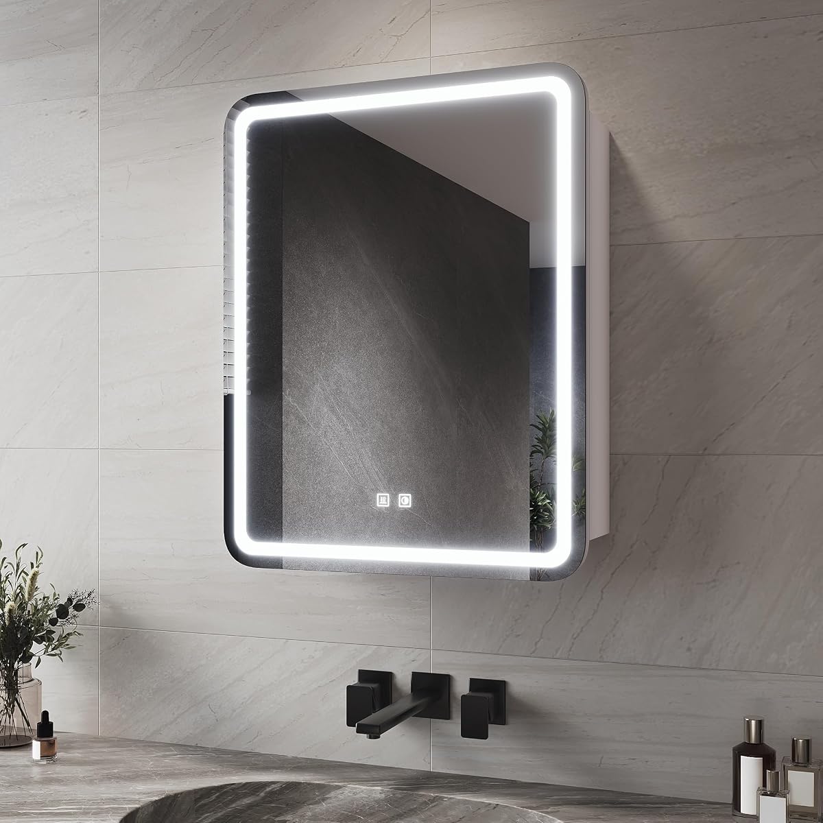 Armoire de toilette blanc cassé avec miroir LED et angles arrondis dans une salle de bain claire