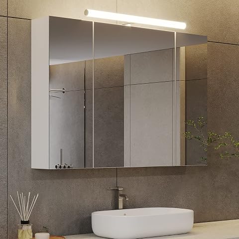 Armoire de toilette blanche à trois portes miroir, LED et prise, installée au-dessus d’une vasque claire