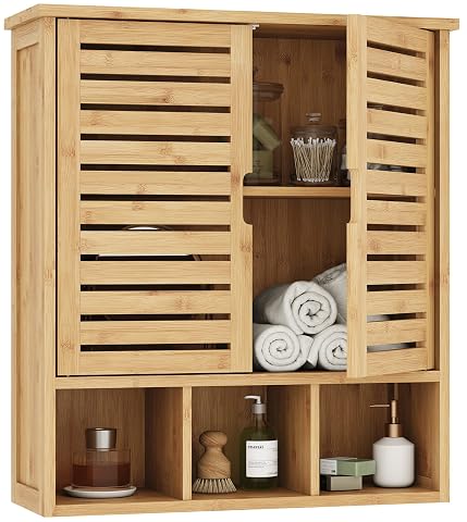 Armoire murale en bambou avec trois niches ouvertes et deux portes dans une salle de bain claire