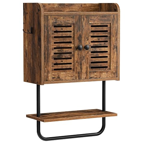 Armoire murale marron rustique et noire à volets, avec crochets et tablette supérieure.