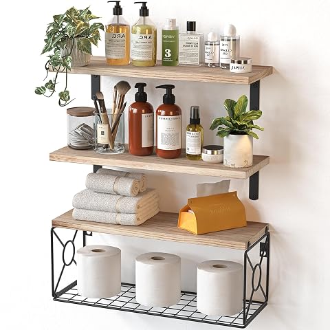 Trois tablettes en paulownia et un panier métallique installés au mur d’une salle de bain