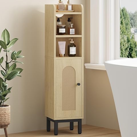 Armoire basse étroite en chêne clair, porte cintrée et pieds dorés dans une salle de bain lumineuse.