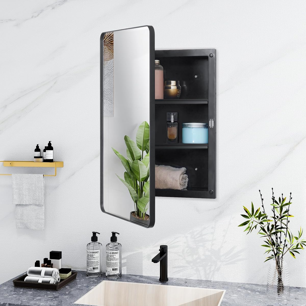 Armoire à pharmacie murale avec miroir biseauté et cadre noir au-dessus d’un lavabo clair.