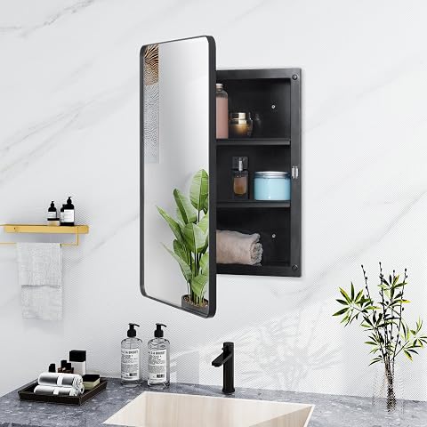Armoire à pharmacie murale avec miroir biseauté et cadre noir au-dessus d’un lavabo clair.